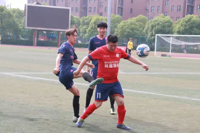 詹姆斯亮相耐克总部 为爬楼赛冠军亲戴王冠